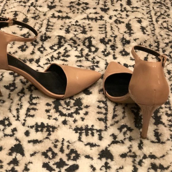 Nude Closed Toe Pointy Heels/Pumps - Picture 5 of 7